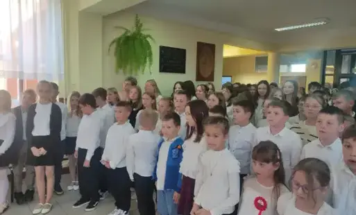 Zdjęcie do "Szkoła do hymnu" w PSP w Szerzawach