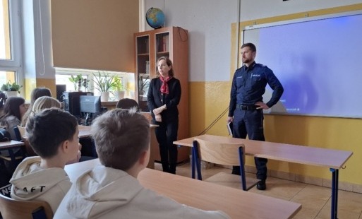 Zdjęcie do Spotkanie profilaktyczne z przedstawicielem Policji w Szkole Podstawowej w Rzepinie: Hejt, cyberprzemoc w sieci i konsekwencje prawne oraz świadome korzystanie z AI.