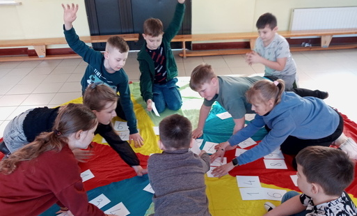 Zdjęcie do Matematyka &ndash; kr&oacute;lowa nauk &ndash; w świetlicy szkolnej w Publicznej Szkole Podstawowej im. L. i M. Ambroż&oacute;w w Szerzawach
