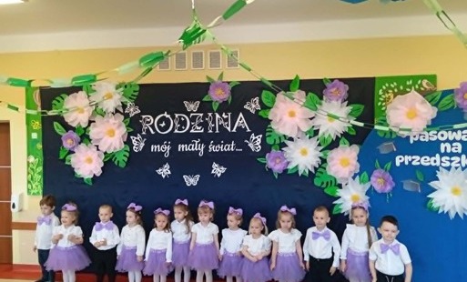 Zdjęcie do DZIEŃ RODZINY ORAZ PASOWANIE NA PRZEDSZKOLAKA W GRUPIE PSZCZ&Oacute;ŁKI