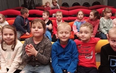 Zdjęcie do Przedszkolaki z grupy 0a i 0b w teatrze