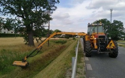 Zdjęcie do Wykaszanie traw i usuwanie chwast&oacute;w na szerokości pobocza oraz rowu