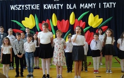 Zdjęcie do Dzień Matki i Ojca w klasach I - III  w PSP w Godowie