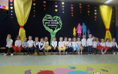 Zdjęcie do Razem tworzymy nasze wsp&oacute;lne szczęcie - Dzień Mamy i Taty w grupie 0e