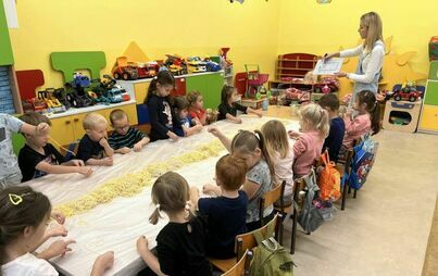 Zdjęcie do Senso-zabawy z makaronem na zajęciach dodatkowych w przedszkolu