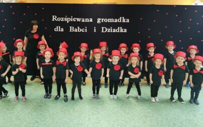 Zdjęcie do Rozśpiewana gromadka z grupy 0d dla Babci i Dziadka