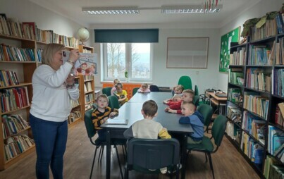 Zdjęcie do &bdquo;Pszcz&oacute;łki&rdquo; w bibliotece szkolnej - PSP Łomno