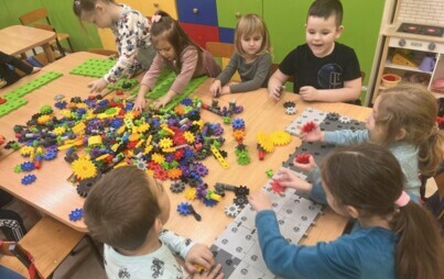 Zdjęcie do Zabawy klockami KORBO na zajęciach dodatkowych w oddziale przedszkolnym - wykorzystanie pomocy dydaktycznych pochodzących z Programu Laboratoria Przyszłości