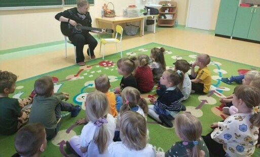 Zdjęcie do &bdquo;Muzyka jest wszędzie&rdquo; &ndash; obchody Międzynarodowego Dnia Muzyki w przedszkolu w Chybicach