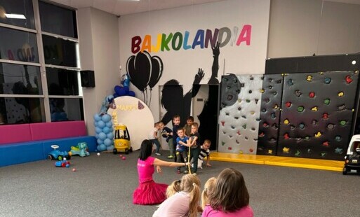 Zdjęcie do Wycieczka dzieci z oddziału przedszkolnego do sali zabaw ,,Bajkolandia&rdquo;