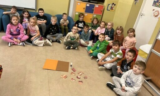 Zdjęcie do &bdquo;Brązowy listopad&rdquo;- realizacja projektu &nbsp;SENSORYCZNA TĘCZA w oddziale przedszkolnym w Radkowicach
