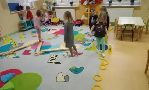 Zdjęcie do ,,Głowa, ramiona, kolana, pięty&rdquo;- czyli popołudniowe zajęcia ruchowe w chybickim przedszkolu