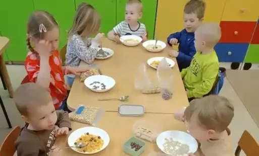 Zdjęcie do ,,Dzień Płatk&oacute;w Śniadaniowych&rdquo; - realizacja zadań Og&oacute;lnopolskiego Projektu Edukacyjnego &bdquo;SENSORYCZNY KALENDARZ&rdquo;