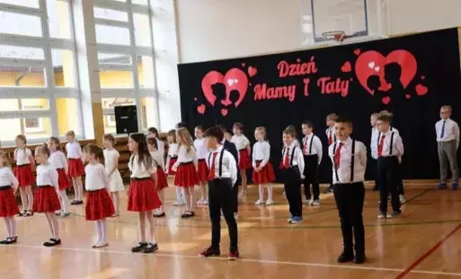 Zdjęcie do Dzień Mamy i Taty w klasach drugich&ndash; PSP Chybice