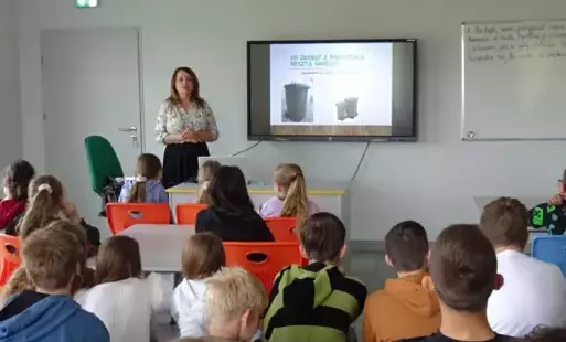 Zdjęcie do Prelekcja na temat segregacji śmieci w PSP w Łomnie 