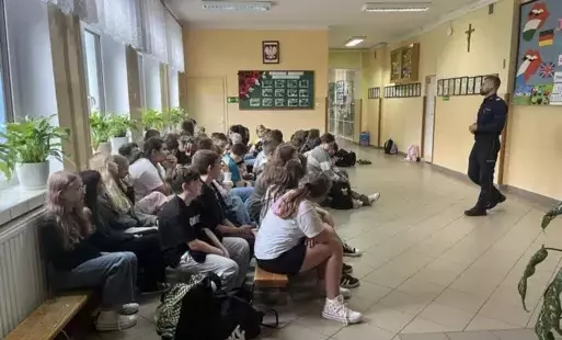 Zdjęcie do Spotkanie uczni&oacute;w PSP w Godowie z Policją - Bezpieczna droga do szkoły