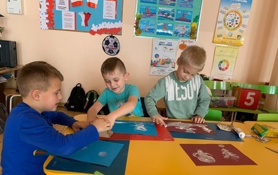Zdjęcie do &quot;MALOWANIE PALCAMI&quot; w ŚWIETLICY SZKOLNEJ w RZEPINIE
