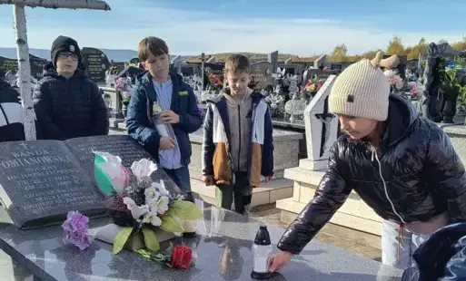 Zdjęcie do Wyjście na cmentarz