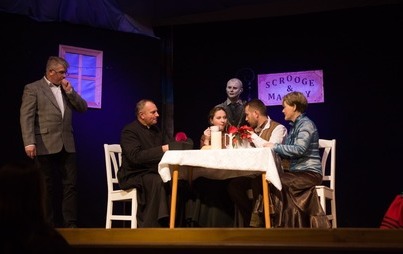 Zdjęcie do Amatorski teatr z Kałkowa sięgnął po klasykę. Aktorzy zapraszają na &bdquo;Opowieść wigilijną&rdquo;