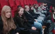 Zdjęcie do Uczniowie z Radkowic na basenie i w teatrze