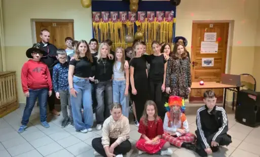 Zdjęcie do Magia Andrzejek w Naszej Szkole! Uczniowie Klas 4-8 Bawili Się Fantastycznie!