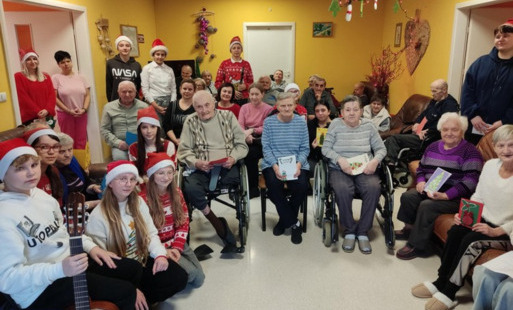 Zdjęcie do Wizyta szkolnego koła gitarowego w DPS im.Sue Ryder w Kałkowie - Godowie