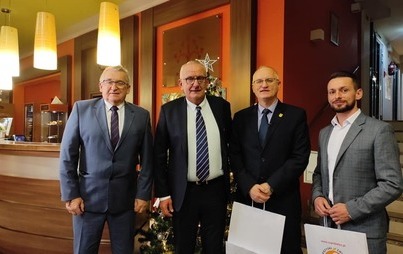 Zdjęcie do W&oacute;jt Marek Wojtas uhonorowany złotą odznaką ŚZPN