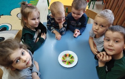 Zdjęcie do Eksperymenty i doświadczenia w Przedszkolu w Dąbrowie