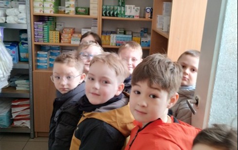 Zdjęcie do Klasa I a PSP w Pawłowie z wizytą w aptece