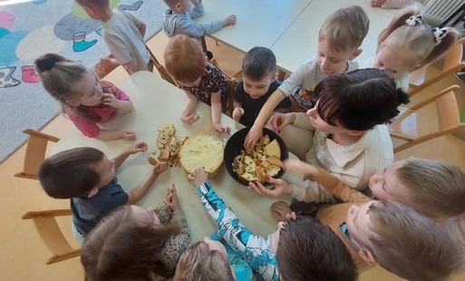 Zdjęcie do Warsztaty cukiernicze w przedszkolu w Chybicach