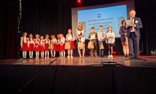 Zdjęcie do Sukcesy uczni&oacute;w PSP w Godowie w XXIV Konkursie Pieśni i Poezji Patriotycznej "Kocham moją Ojczyznę" 