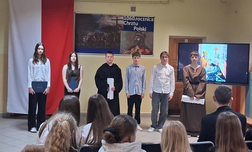 Zdjęcie do &bdquo;Historia, kt&oacute;ra buduje tożsamość &ndash; obchody 1060 rocznicy Chrztu Polski w naszej szkole&rdquo;