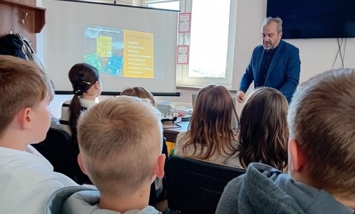 Zdjęcie do Jak napisać książkę? - spotkanie autorskie uczni&oacute;w klas IV&ndash;VI PSP Jadowniki z pisarzem