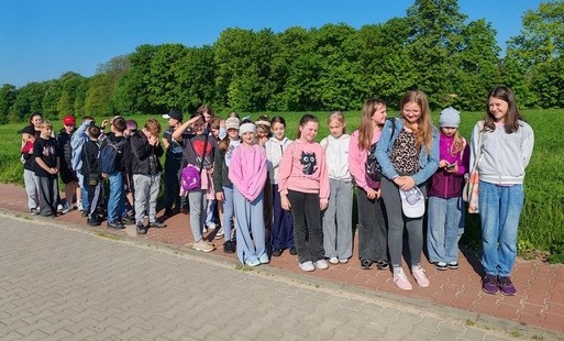 Zdjęcie do Klasa 4 odkrywa świat książek Katarzyny Gacek &ndash; PSP Chybice