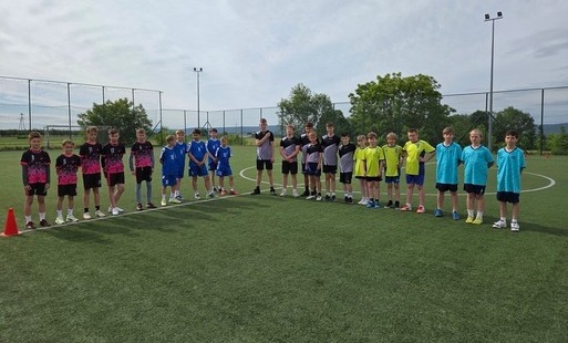Zdjęcie do Nie dali szans rywalom! Chłopcy z Chybic najlepsi w gminnym czw&oacute;rboju lekkoatletycznym