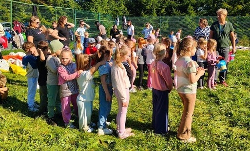 Zdjęcie do Złote liście i kosze pełne kasztan&oacute;w. Jak przedszkolaki powitały Pierwszy Dzień Jesieni- PSP Chybice