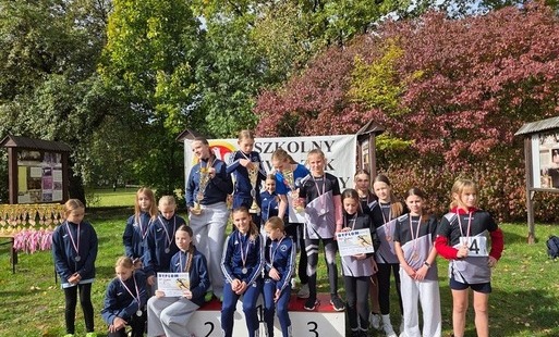 Zdjęcie do Brązowy medal i świetne występy uczni&oacute;w z Chybic w finale wojew&oacute;dzkim sztafetowych bieg&oacute;w przełajowych!