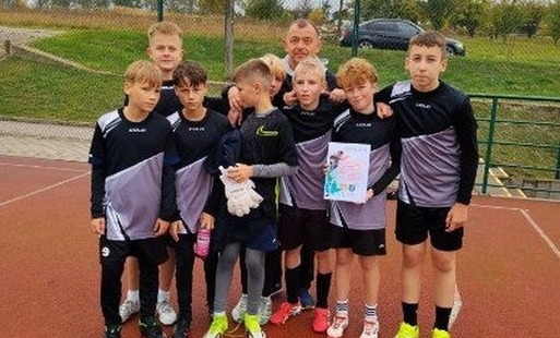 Zdjęcie do Zwycięstwo chłopc&oacute;w z Chybic w gminnym turnieju mini piłki nożnej
