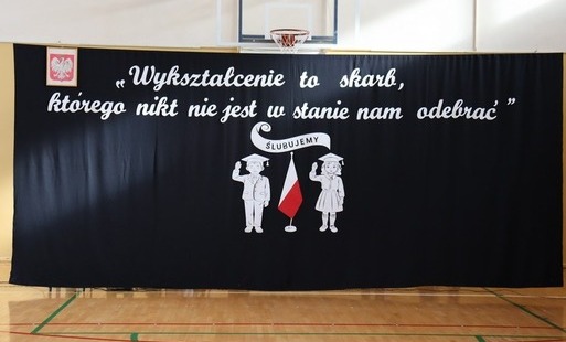 Zdjęcie do WYJĄTKOWY DZIEŃ W PUBLICZNEJ SZKOLE PODSTAWOWEJ IM. FELIKSA SZCZĘSNEGO KARNICKIEGO W CHYBICACH &ndash; ŻYCZENIA DLA NAUCZYCIELI ORAZ ŚLUBOWANIE I PASOWANIE  PIERWSZOKLASIST&Oacute;W