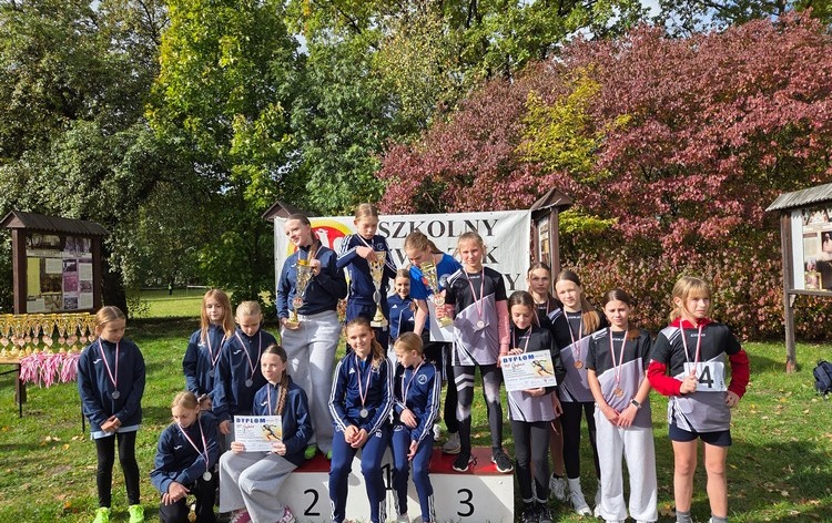 Uczniowie z Chybic zdobyli brąz w finale wojewódzkim biegów przełajowych