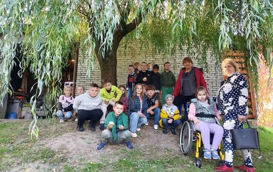 Wycieczka uczniów klasy 2b z Pawłowa do ogrodu i sadu